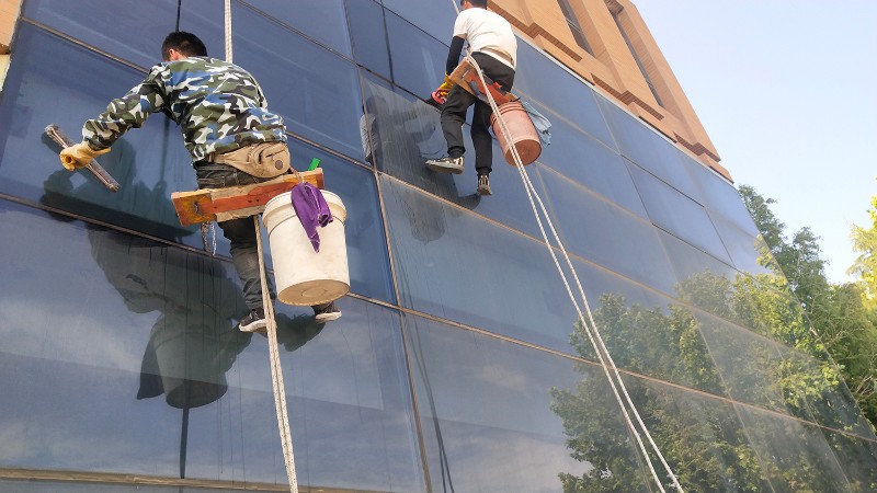 市内青羊提供高空玻璃外墙清洗解决方案