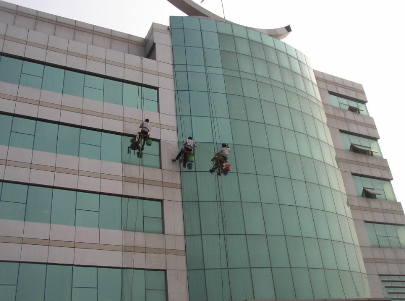 市内锦江外墙蜘蛛人清洗 高空玻璃清洗公司电话