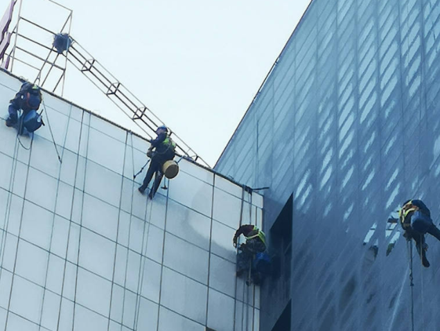 市内锦江外墙蜘蛛人清洗 高空玻璃清洗公司电话