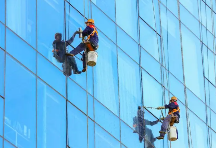 市内锦江外墙蜘蛛人清洗 高空玻璃清洗公司电话