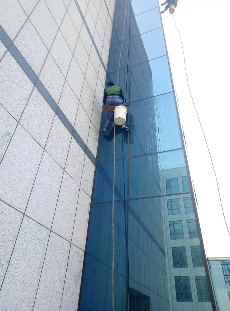 市内青羊提供高空玻璃外墙清洗解决方案