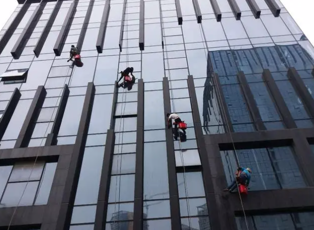 市内锦江外墙蜘蛛人清洗 高空玻璃清洗公司电话