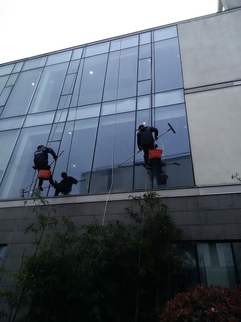 市内锦江外墙蜘蛛人清洗 高空玻璃清洗公司电话